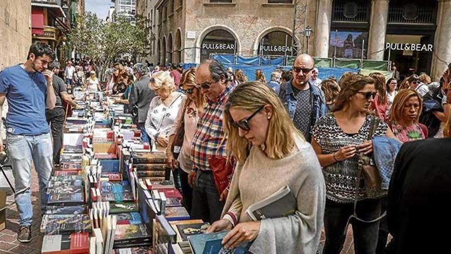 Los expositores de la calle Sant Miquel se abarrotaron  de gente.