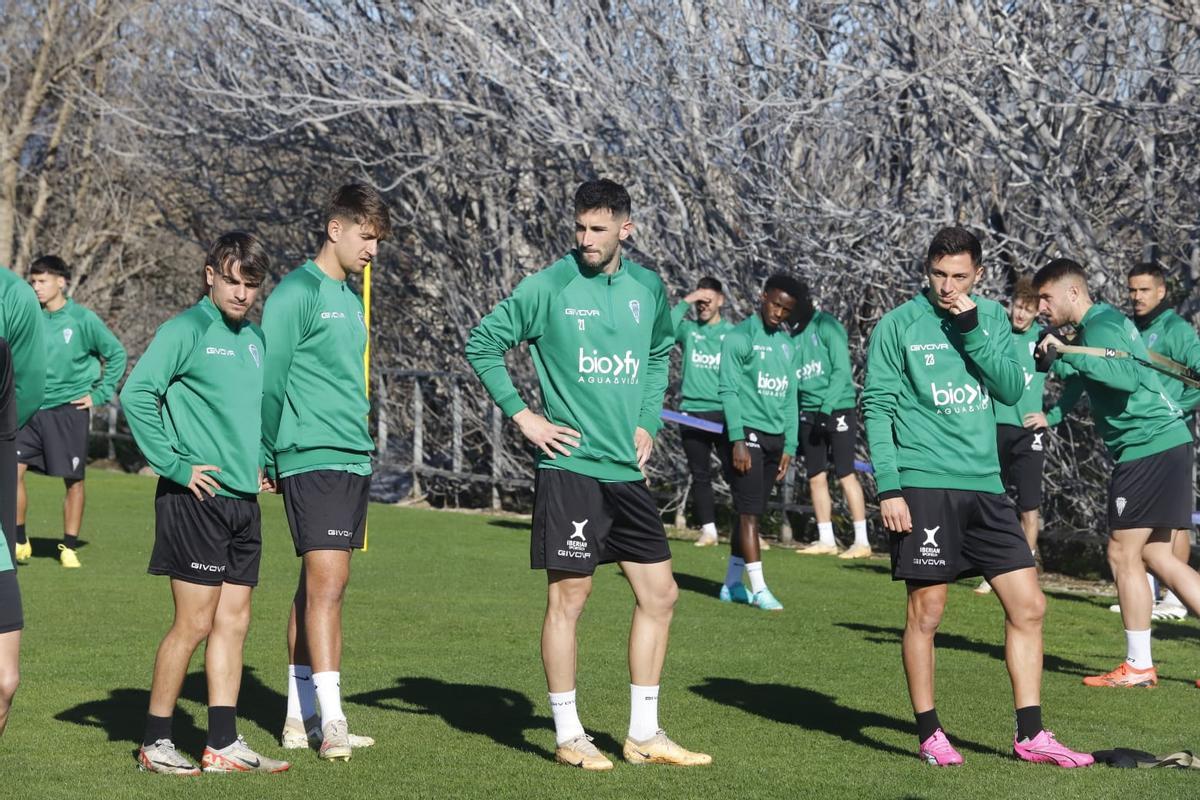 Jugadores del Córdoba CF, durante un entrenamiento, esta temporada.