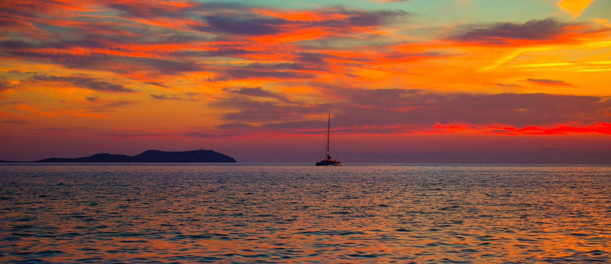 Atardece en las tranquilas aguas de Ibiza