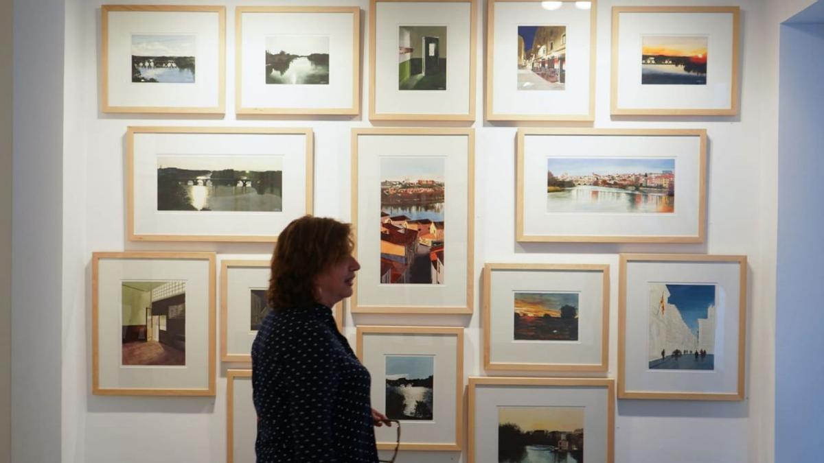 Una de las paredes de la sala Espacio 36, con las obras de pequeño formato del artista.