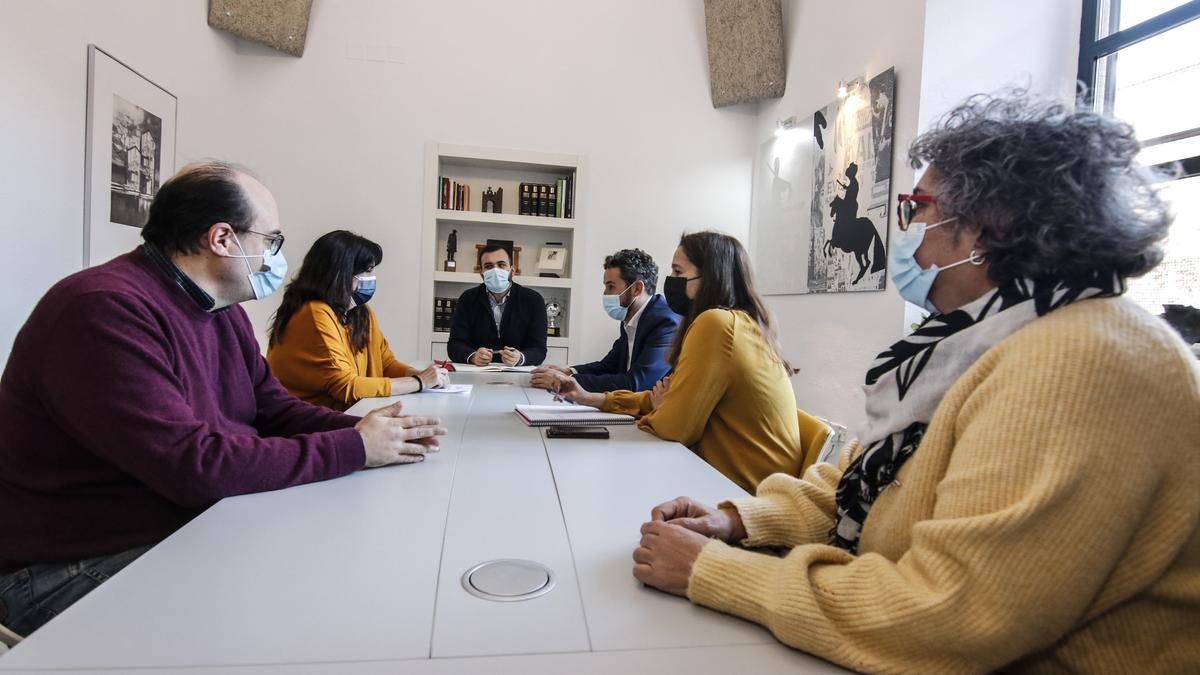 Participantes en el encuentro de este lunes.