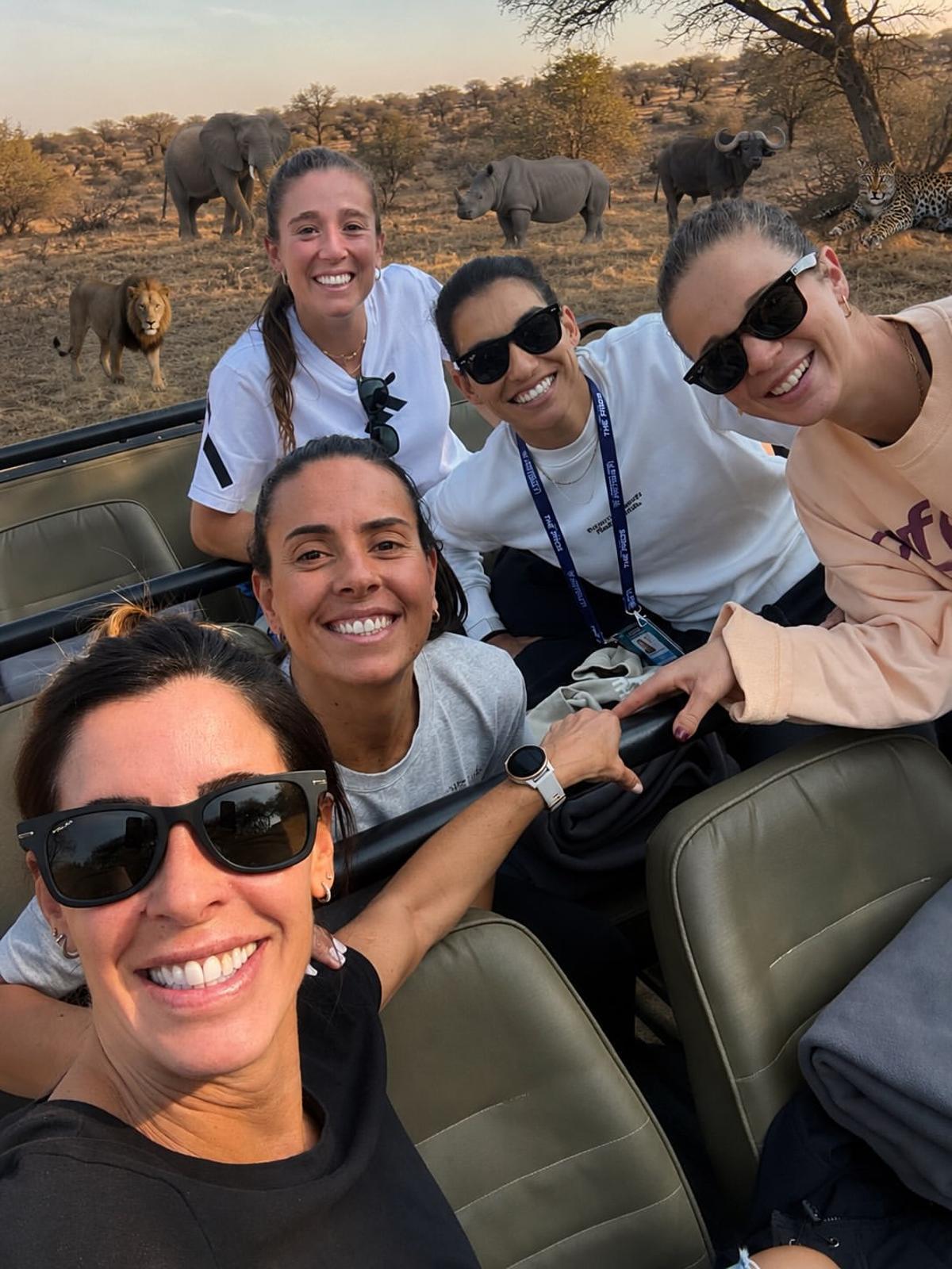 Martita Ortega, Sofi Araújo, Julieta Bidahorra y Marta Caparros junto a la creadora de contenido Sole Giménez