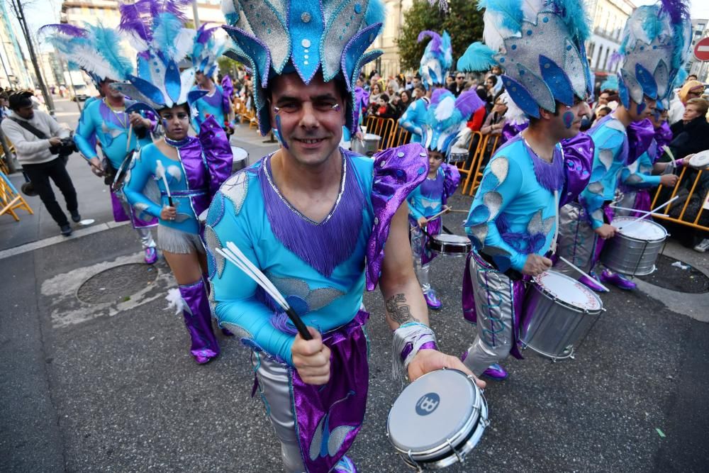 El desfile de Carnaval inunda de gente, color y humor el centro de Pontevedra
