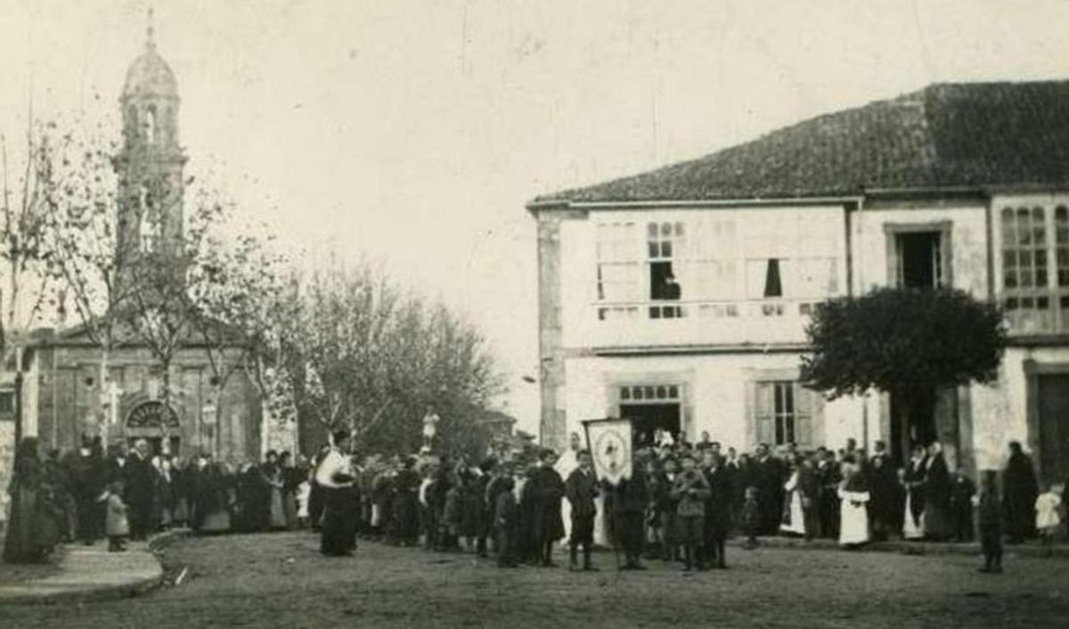 Procesión diante da antiga igrexa da Estrada, ubicada na praza da Farola. | ;MARISÉ GARCÍA/RT COLECCIÓN