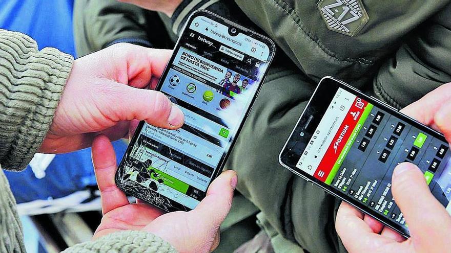 Imatge d&#039;arxiu d&#039;uns joves amb apps d&#039;apostes esportives