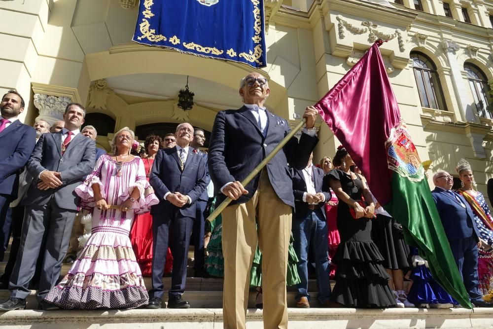 El alcalde de Málaga, Francisco de la Torre, entrega la bandera de la ciudad a Francisco Javier Jurado Carmona.