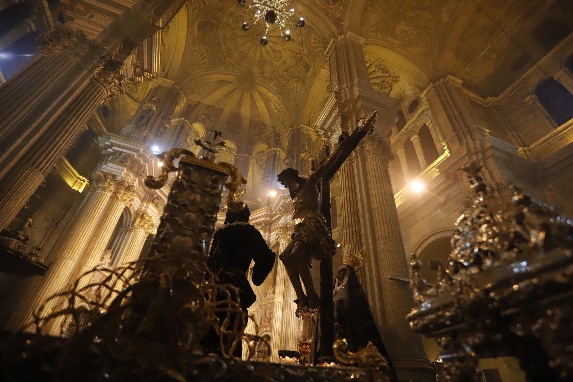 Salesianos bajo las bóvedas catedralicias