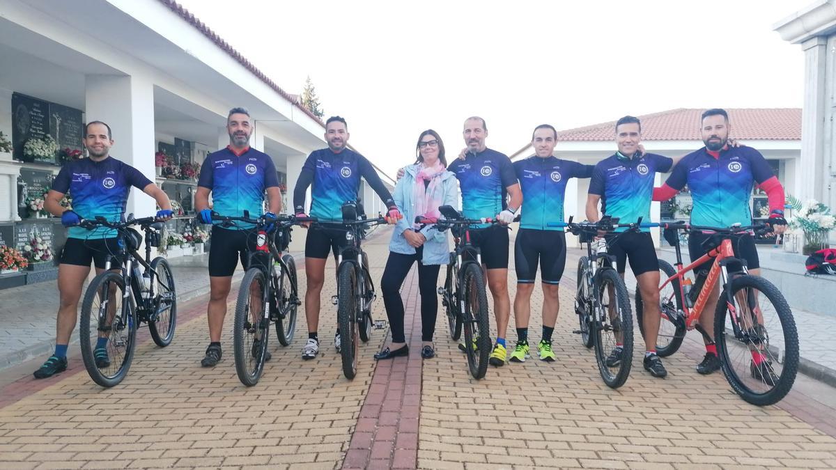 Agentes de policía local junto a la esposa de Fermín