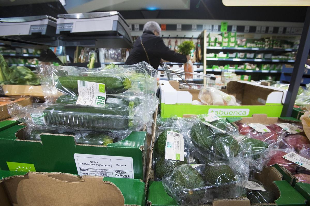 Frutas y hortalizas bio envasadas en plástico en un supermercado de Barcelona.