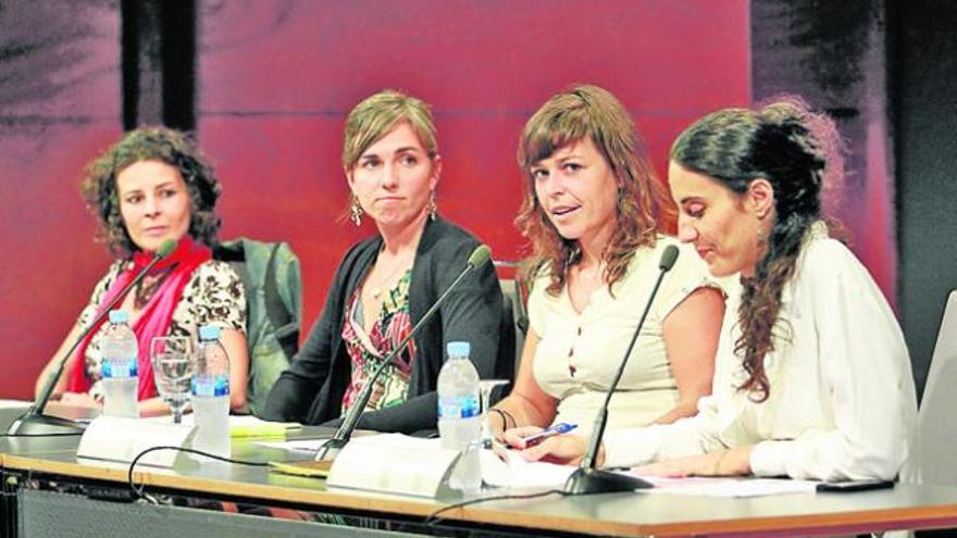 Las especialistas presentan la nueva alternativa educativa en el Club Diario.