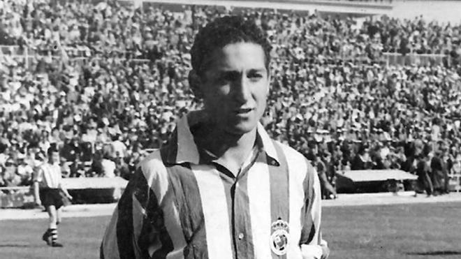 Paco Gento con la camiseta del Racing de Santander. También era conocido como La Galerna del Cantábrico