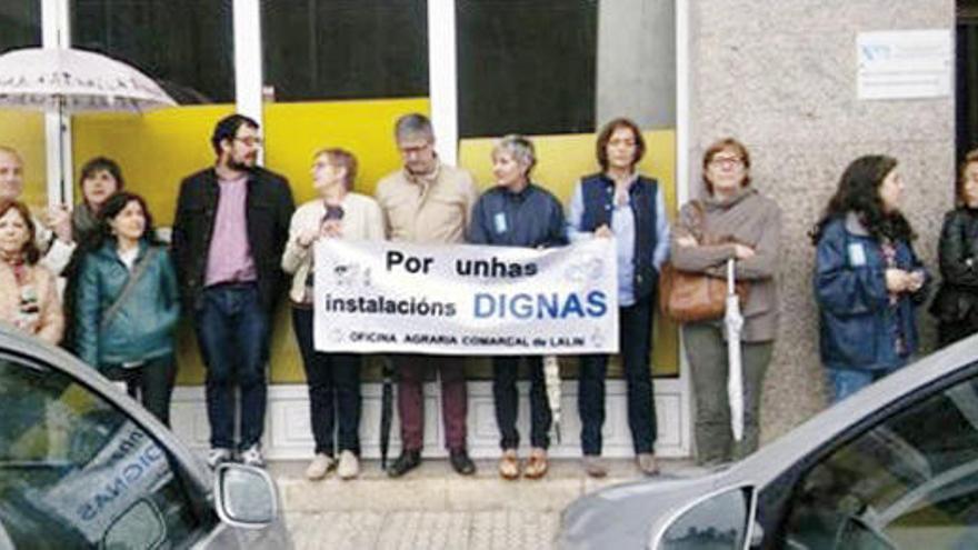 Trabajadores durante la protesta de ayer, ante el edificio de la calle Areal de Lalín.