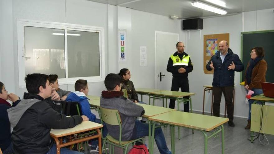 La Policía de la Vall previene el acoso en los centros educativos