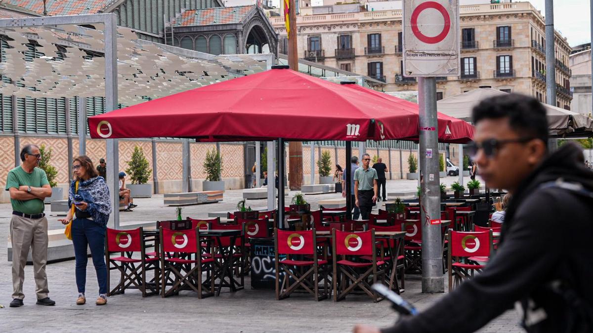 Una terraza en la plaza Comercial, delante del mercado del Born, en Barcelona.