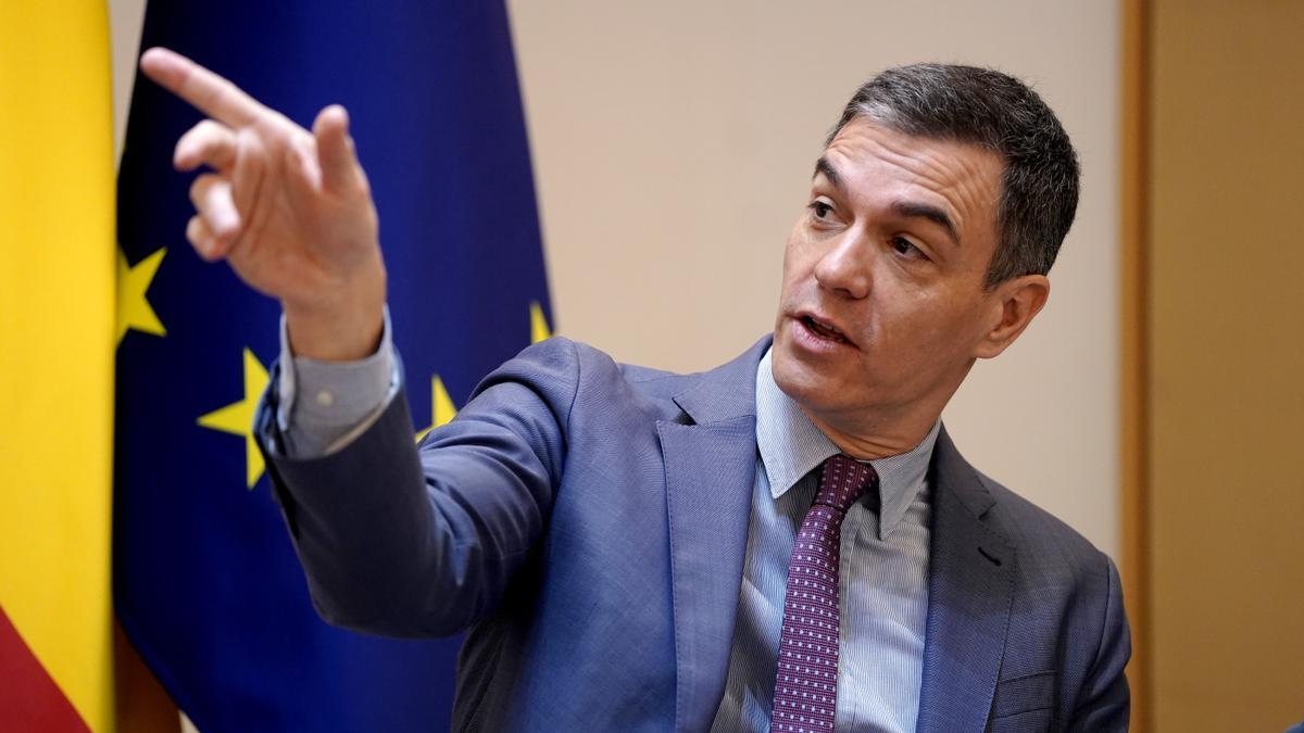 El presidente del Gobierno, Pedro Sánchez, este lunes en Moncloa durante el encuentro con representantes del sector artístico con motivo de la aprobación de la nueva Ley de Enseñanzas Artísticas.