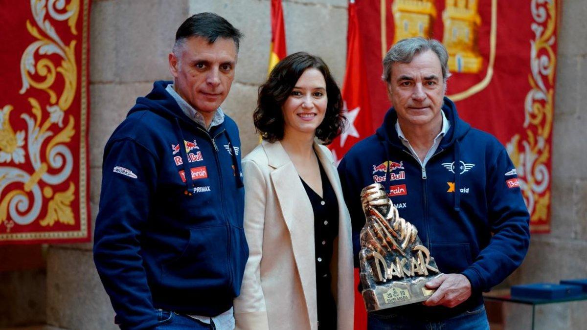 Lucas Cruz y Carlos Sainz, con la presidenta madrileña Díaz Ayuso