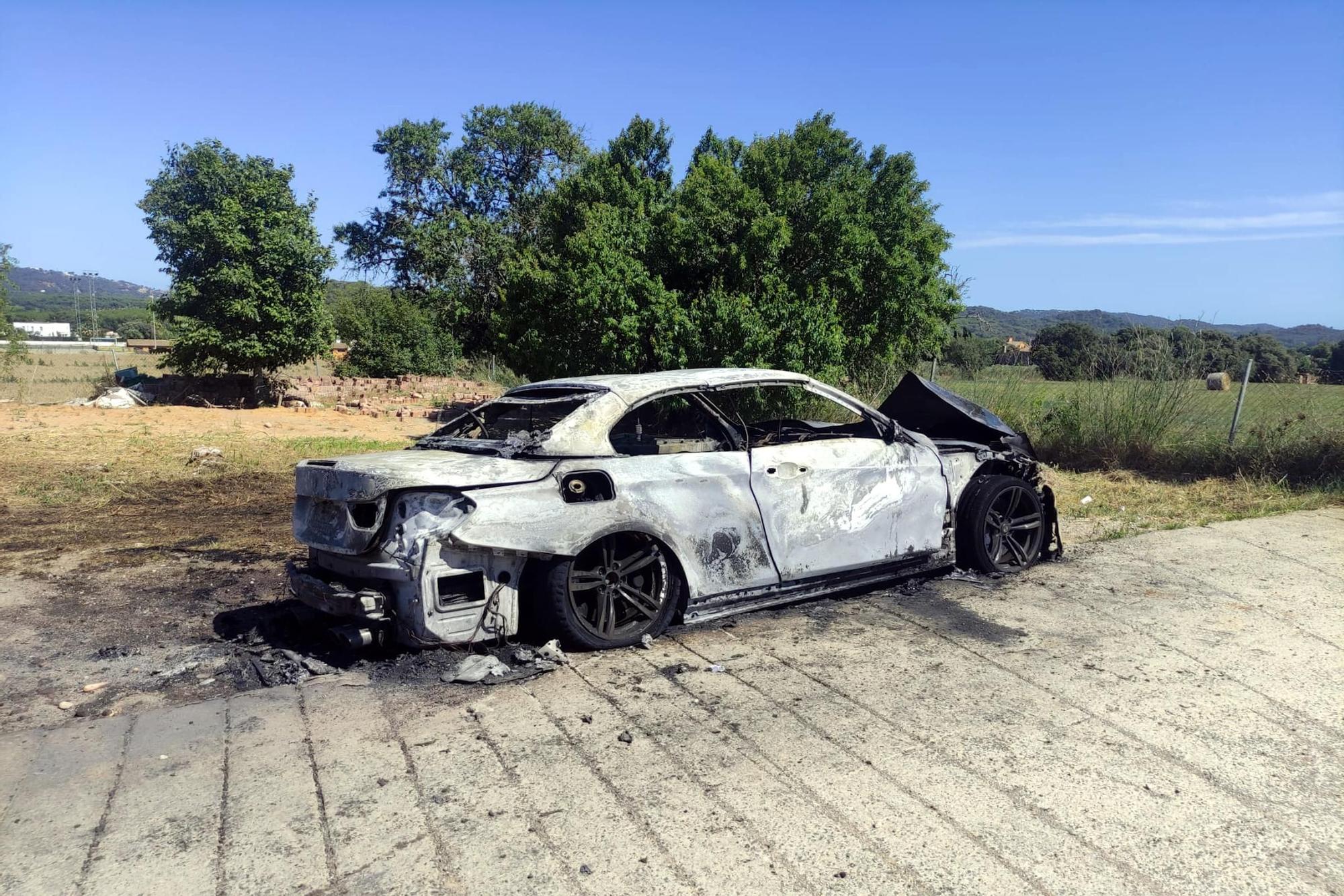 Les imatges del cotxe calcinat propietat del sospitós del tiroteig mortal a Girona