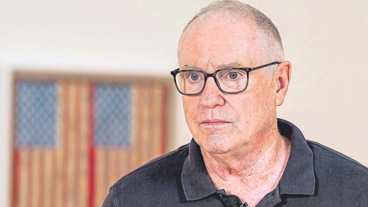 El comisario de arte Enrique Juncosa con una de las piezas de Jasper Johns de banderas