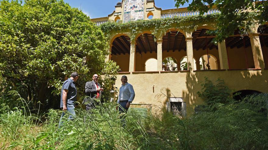 Façana portificada de Cal Governador amb l&#039;alcalde de Borrassà en primer terme després de comprar l&#039;edifici.