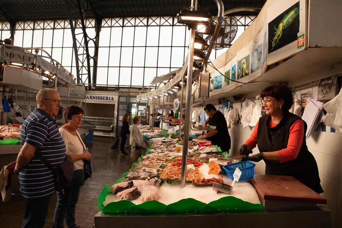 La presidenta del Mercat Torner, Olga Viltró, atiende a sus clientes