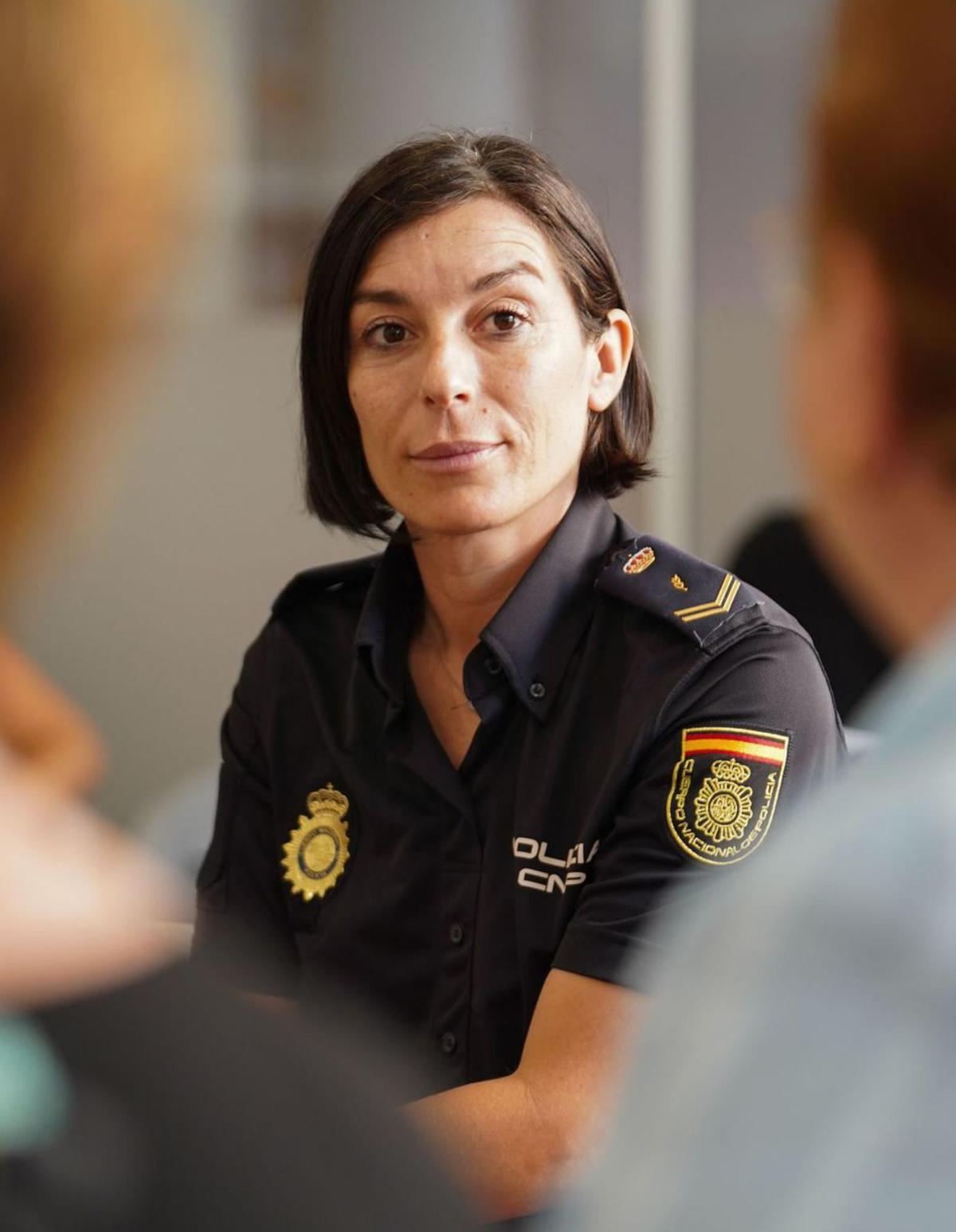 La agente García escucha las dudas de una asistente.