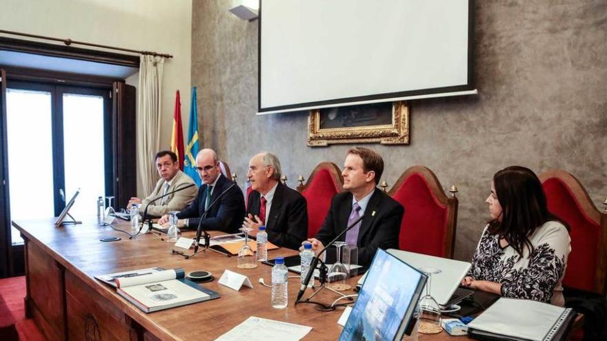 Por la izquierda, José Antonio Álvarez (miembro del Real Instituto de Estudios Asturianos), José Manuel Ramírez (secretario del Pleno de la Comisión Nacional para las Conmemoraciones de la Nueva España), Andrés Martínez (vicepresidente del Real Instituto de Estudios Asturianos), Michael Francis (historiador canadiense y autor del libro sobre San Agustín de la Florida) y María Dolores González-Ripoll (científica del Instituto de Historia en el Centro de Ciencias humanas y sociales del CSIC).