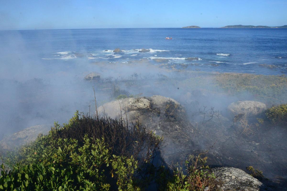 El primer incendio forestal del verano en O Morrazo quemó 3.500 metros cuadrados de monte raso en Cabo Udra, dentro de los terrenos de la Comunidade de Montes en Man Común de Beluso (Bueu). El primer incendio forestal del verano en O Morrazo quemó 3.500 metros cuadrados de monte raso en Cabo Udra, dentro de los terrenos de la Comunidade de Montes en Man Común de Beluso (Bueu).