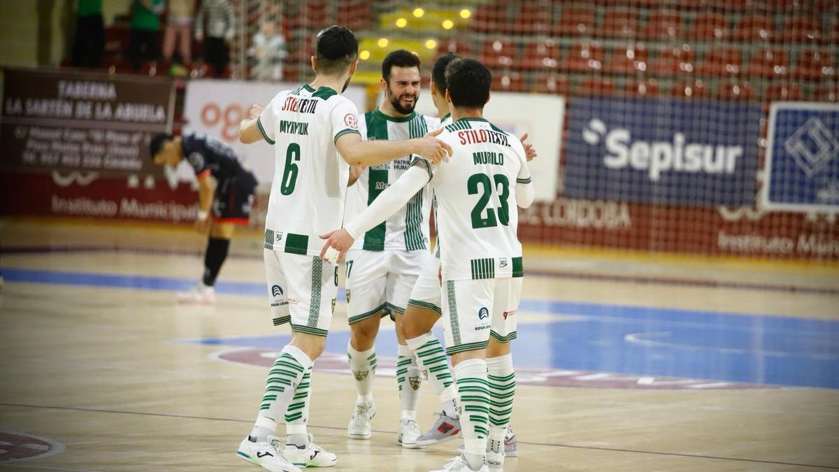 Varios jugadores del Córdoba Futsal festejan un tanto.