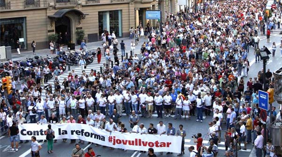 Sindicats, entitats socials i partits d’esquerra reclamen un referèndum
