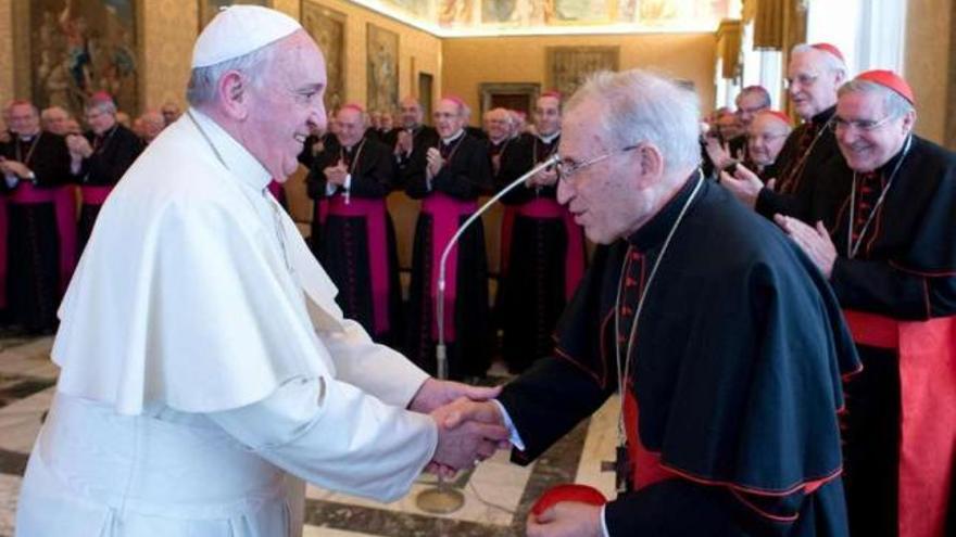 El papa Francisco saluda al arzobispo de Madrid Antonio María Rouco, el pasado lunes en Roma. / efe