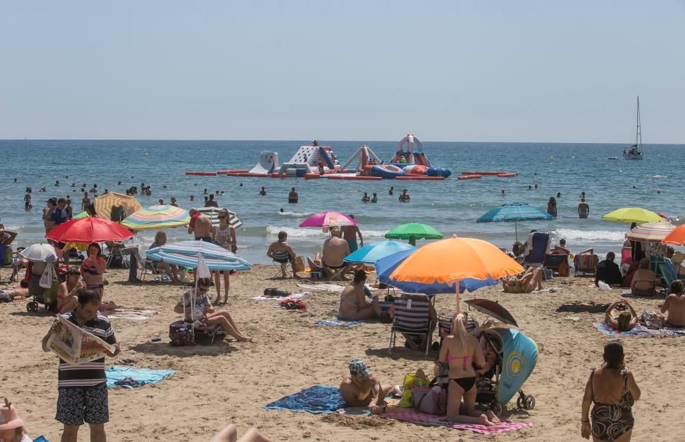 La playa del Postiguet abarrotada debido al buen tiempo