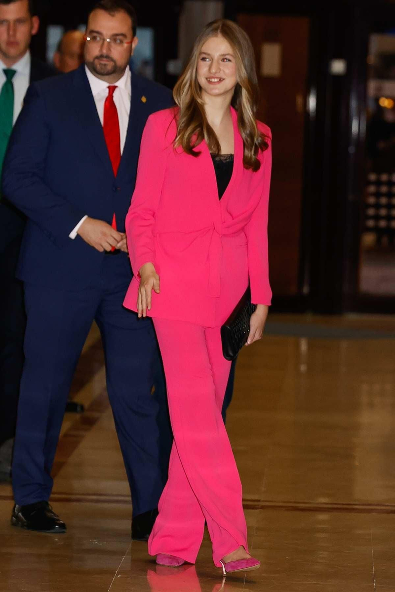 La princesa Leonor con un traje de chaqueta y pantalón en el Concierto de los Premios Princesa de Asturias 2022