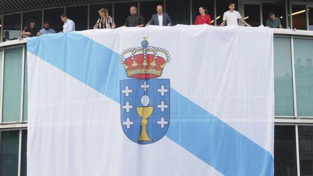 A bandeira galega xigante colgada na fachada do Concello de Lalín. | BERNABÉ