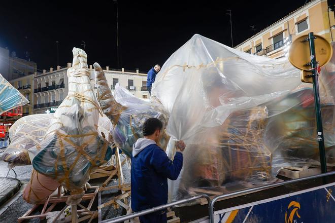 Comienza la plantà de las Fallas de Especial: Exposición y Almirante Cadarso ya tienen parte de sus piezas en la calle