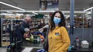 Montse Balada, cajera de un supermercado.