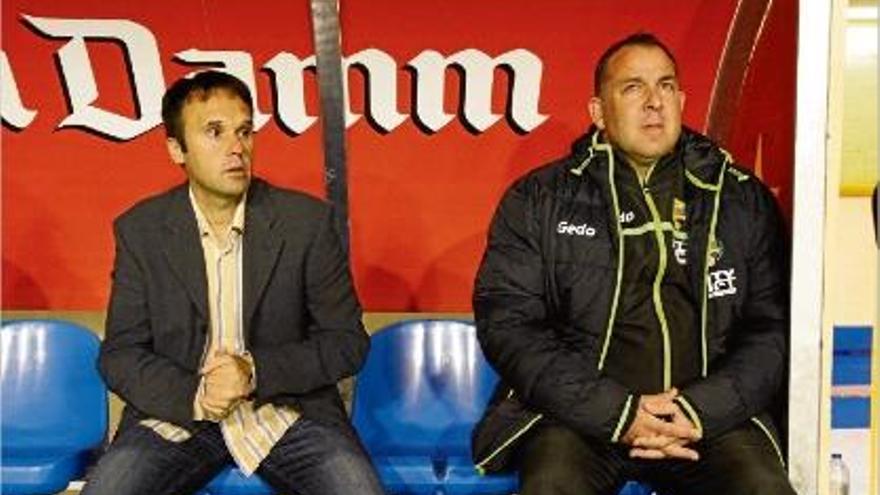 Lluís Carrillo i Oriol Alsina, a la banqueta del Nou Estadi de Palamós en un partit de la temporada passada.