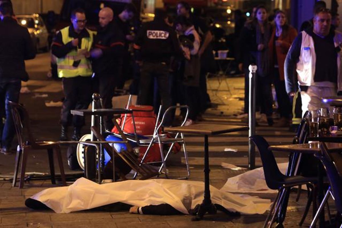 Una víctima és a la vorera davant d’un restaurant de París. La policia ha informat de tirotejos en almenys dos restaurants. 