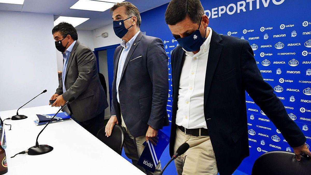 Fernando Vidal, en el centro, antes de una rueda de prensa en Riazor.