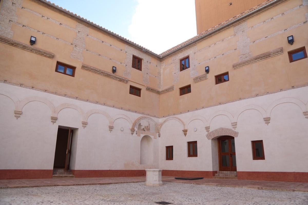 Un detalle del claustro conventual, con el brocal del pozo con el escudo carmelita en una de las esquinas.