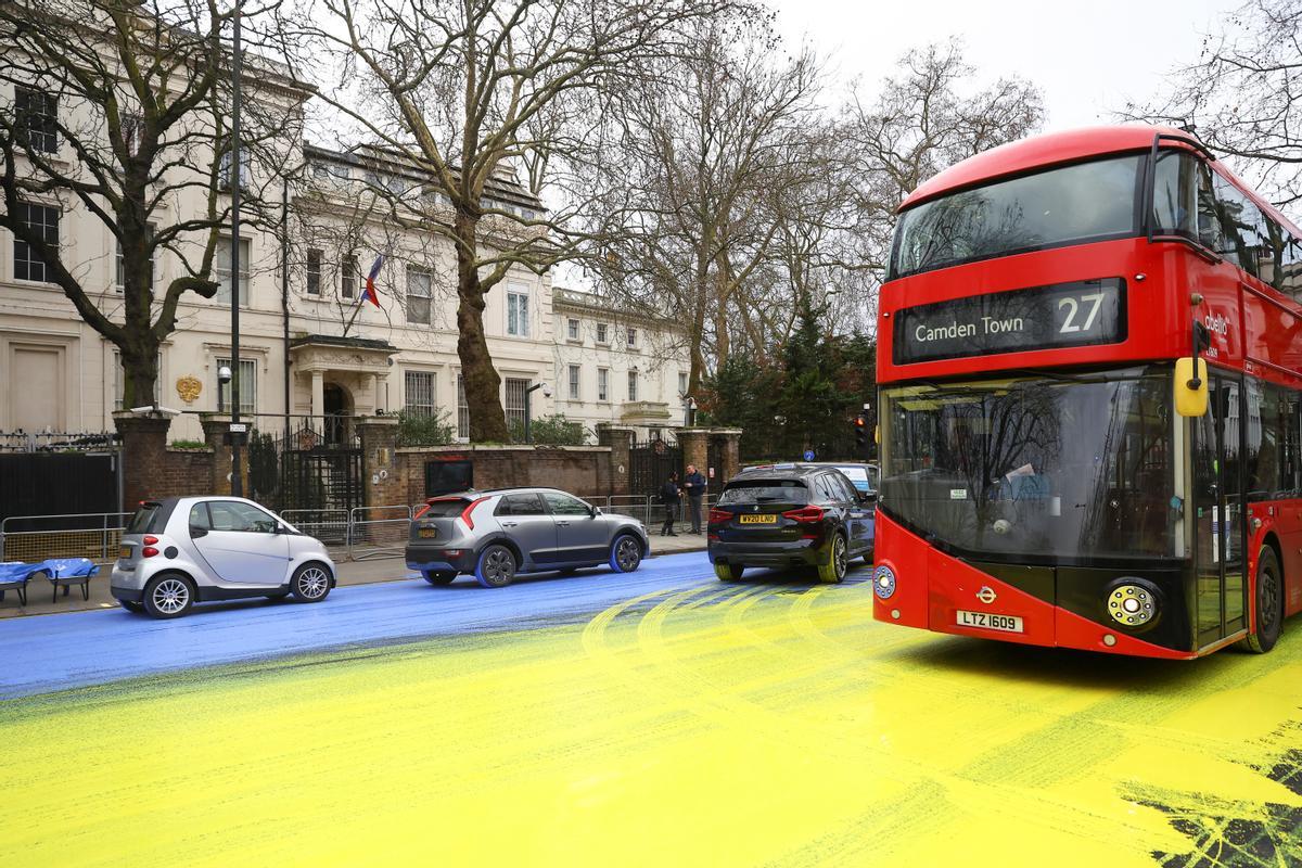 Activistas pintan la bandera de Ucrania frente a la embajada rusa en Londres