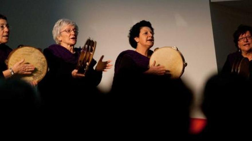 Participantes, ayer, en los actos que se celebraron en el complejo cultural de la ría con motivo del Día Internacional de la Mujer.