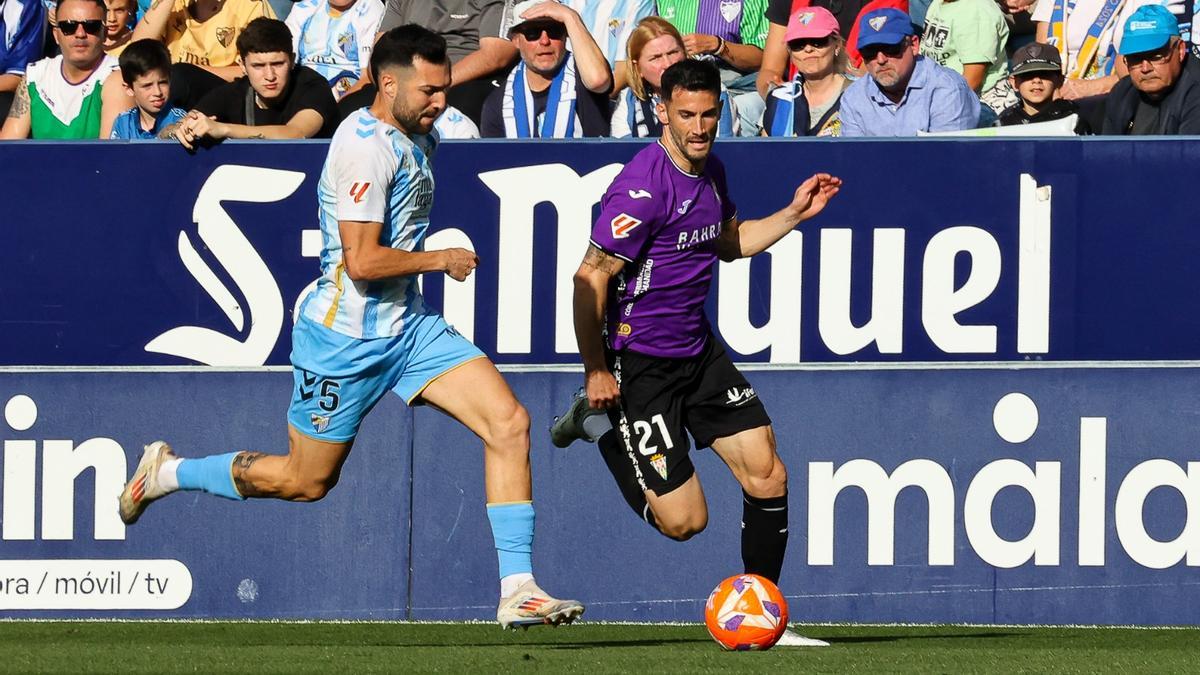 Lance del encuentro entre el Málaga y el Córdoba CF en la Rosaleda.