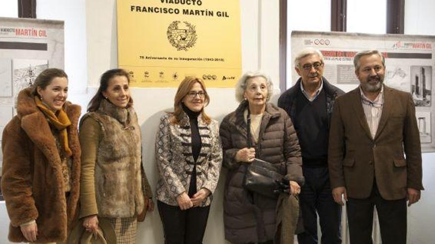 Mayte Martín Pozo junto a los familiares tras inaugurar la placa conmemorativa del 75 aniversario del viaducto Martín Gil.