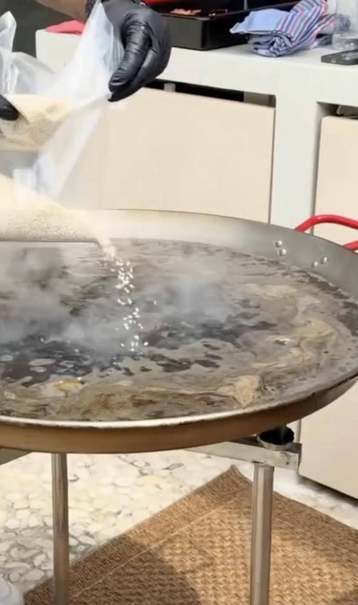 Una paella, plato principal del cumpleaños de Bella Esmeralda