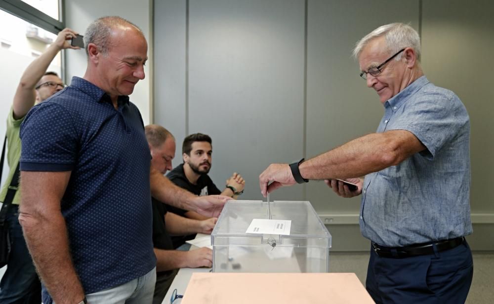 El alcalde Valencia, Joan Ribó, vota en su colegio electoral.