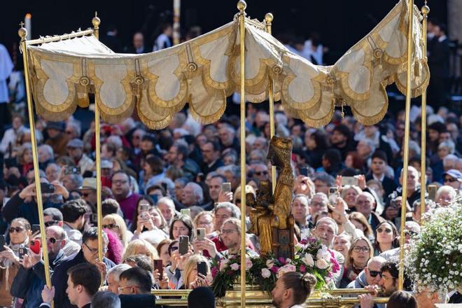 La Virgen de Montserrat sale de la abadía por primera vez este siglo ante miles de fieles
