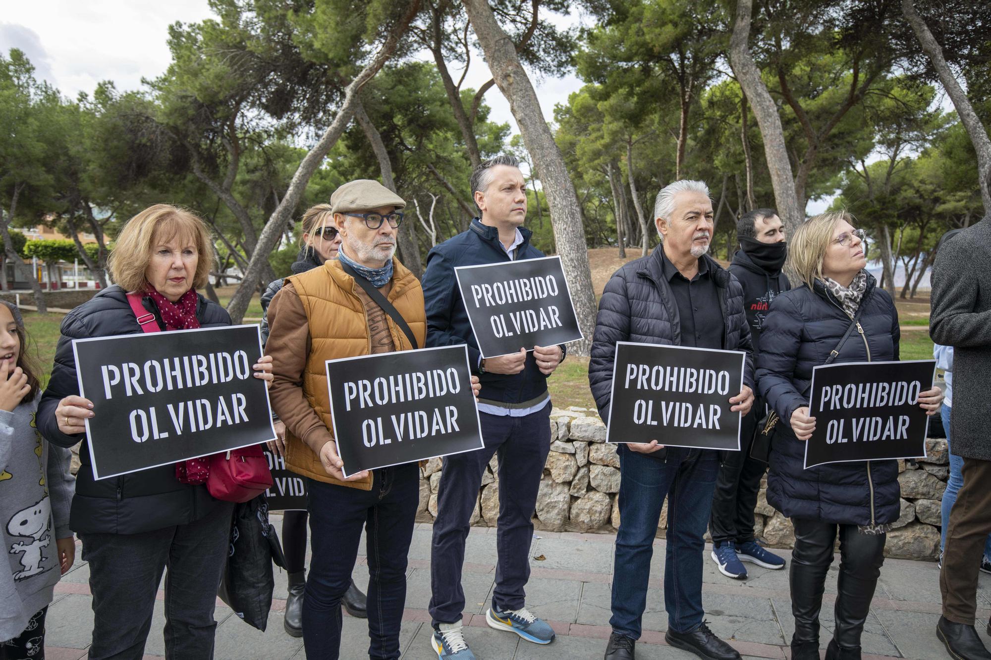 Nueve años sin Malén: medio centenar de personas arropan a su madre