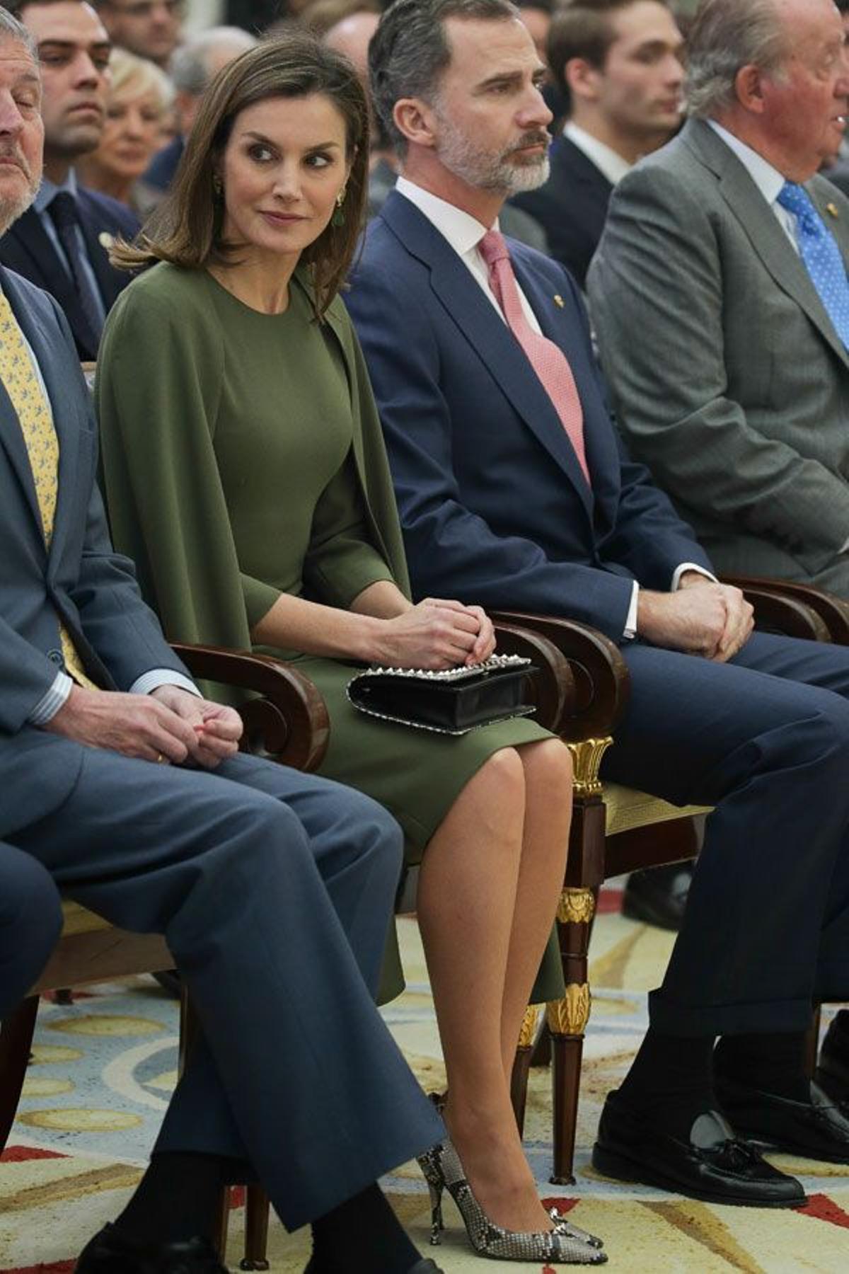 Letizia Ortiz con bolso y zapatos de estampado de serpiente con tachuelas y vestido verde con capa