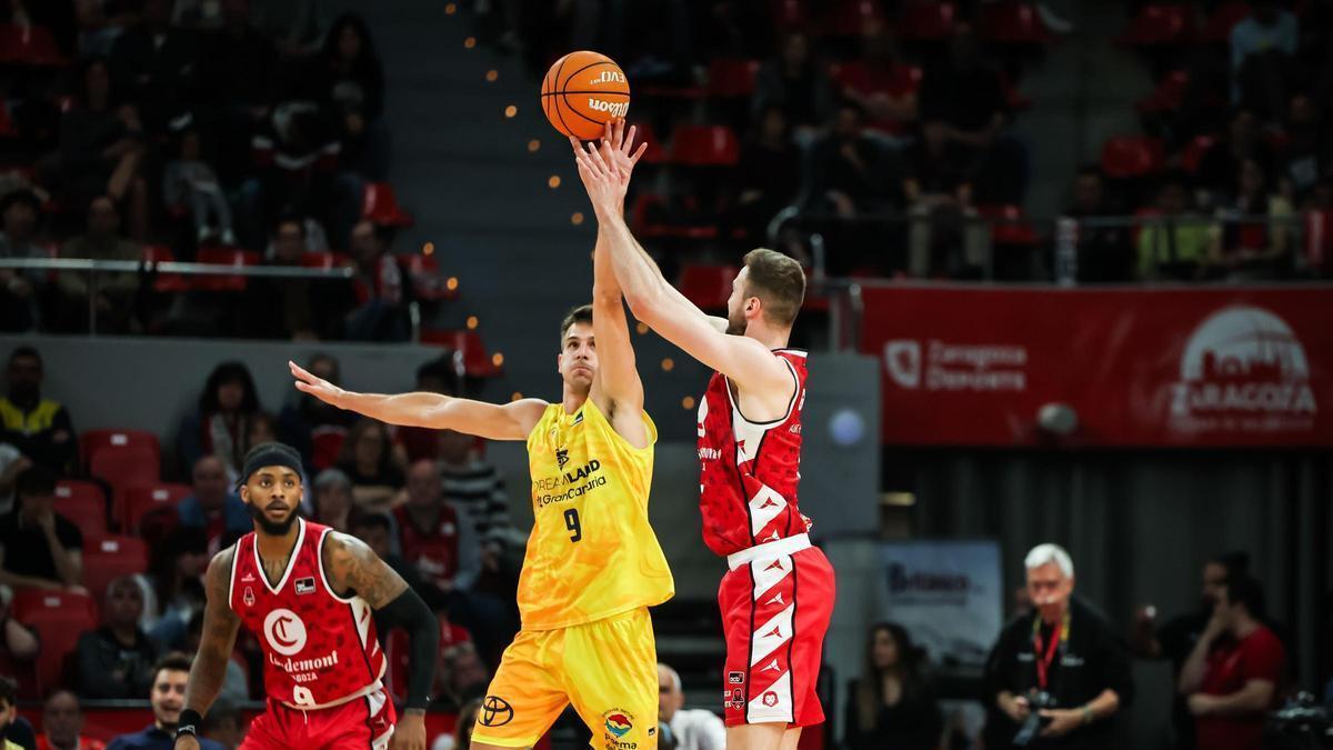 Miguel González lanza uno de sus triples ante el Gran Canaria.