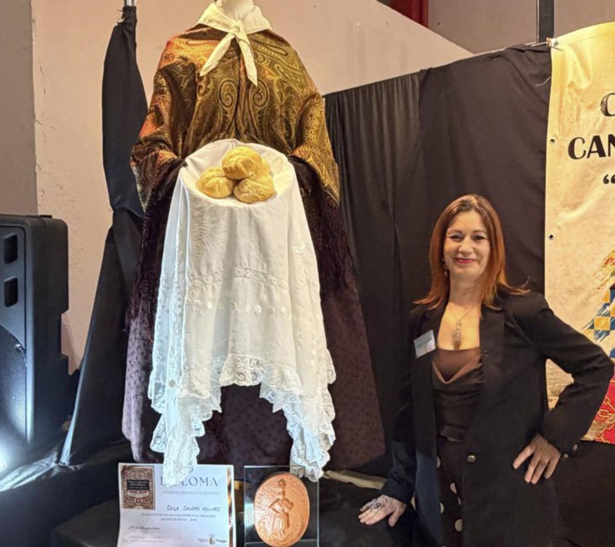 Sauras con el traje ganador del concurso de indumentaria. | SERVICIO ESPECIAL